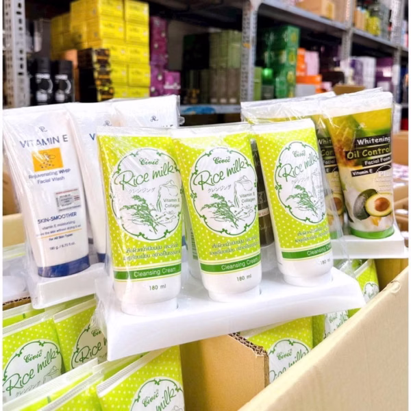 Sữa Rửa Mặt Civic Aron Gạo Bơ Vitamin E Giúp Da Trắng Sáng Ngừa Mụn 180Ml Thái Lan -Gdn