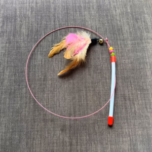 Cần Câu Dây Thép Gắn Lông Vũ Có Chuông Cho Mèo